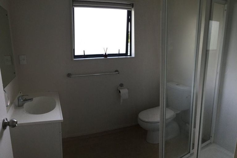 Photo of property in 21 Lantana Road, Green Bay, Auckland, 0604