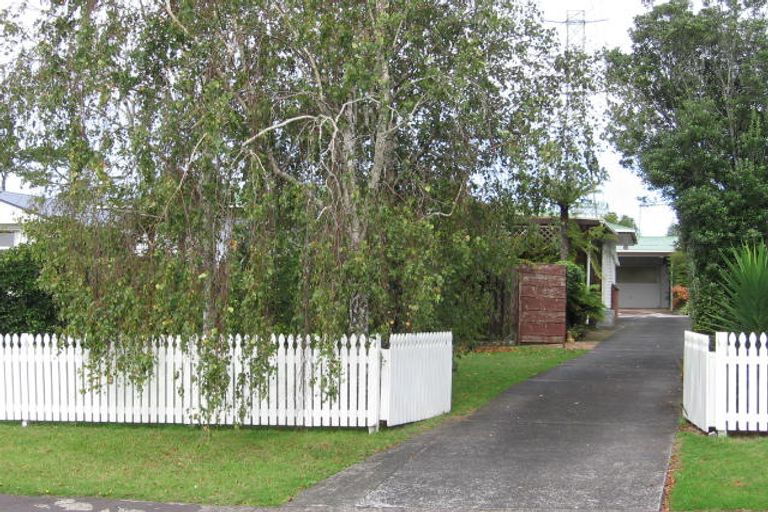 Photo of property in 11 Marlene Avenue, Te Atatu South, Auckland, 0610