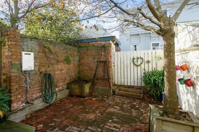 Photo of property in 2 Howard Street, Mount Cook, Wellington, 6021