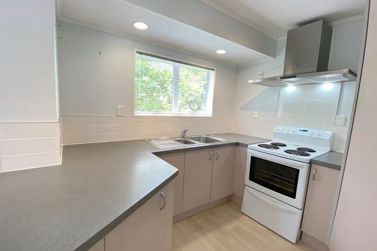 Photo of property in 2/23 Tetrarch Place, Totara Vale, Auckland, 0629