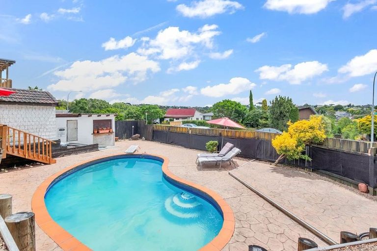 Photo of property in 2 Hollyhock Place, Browns Bay, Auckland, 0630