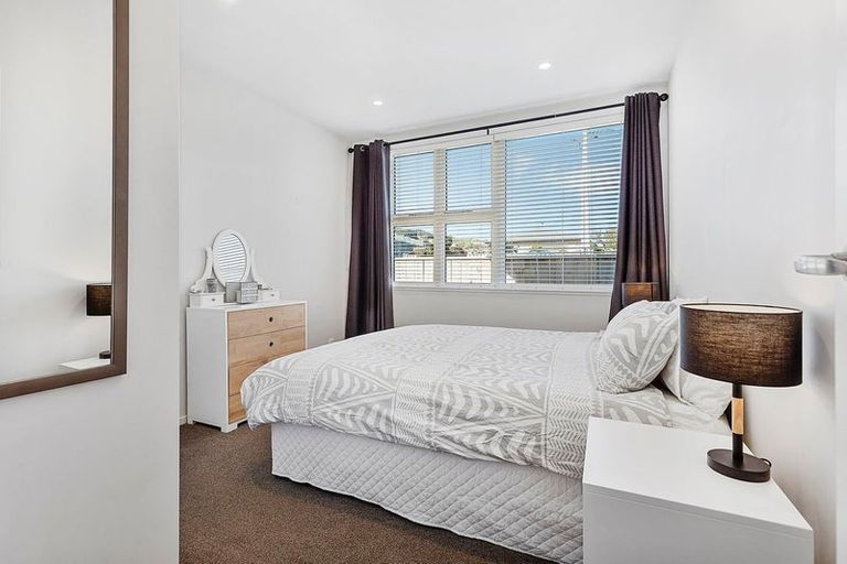 Photo of property in 27 Mexted Terrace, Tawa, Wellington, 5028