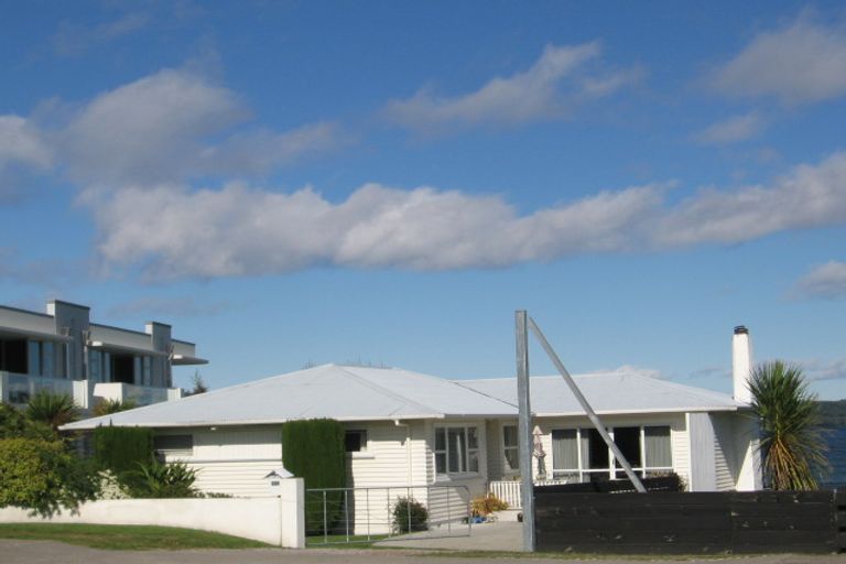 Photo of property in 207 Lake Terrace, Waipahihi, Taupo, 3330