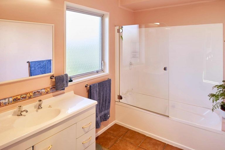 Photo of property in 105 Kahu Road, Paremata, Porirua, 5024