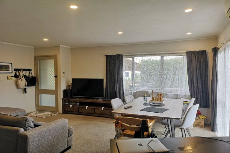 Photo of property in 1/135 Edmonton Road, Te Atatu South, Auckland, 0610