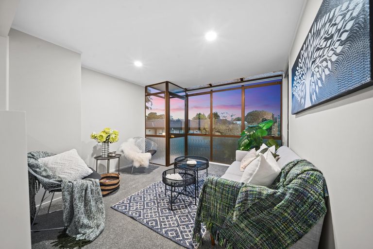 Photo of property in 6 Youngs Road, Papakura, 2110