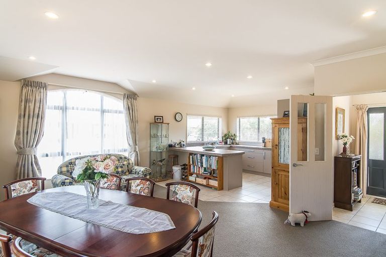 Photo of property in 31 Holcombe Drive, Paraparaumu, 5032