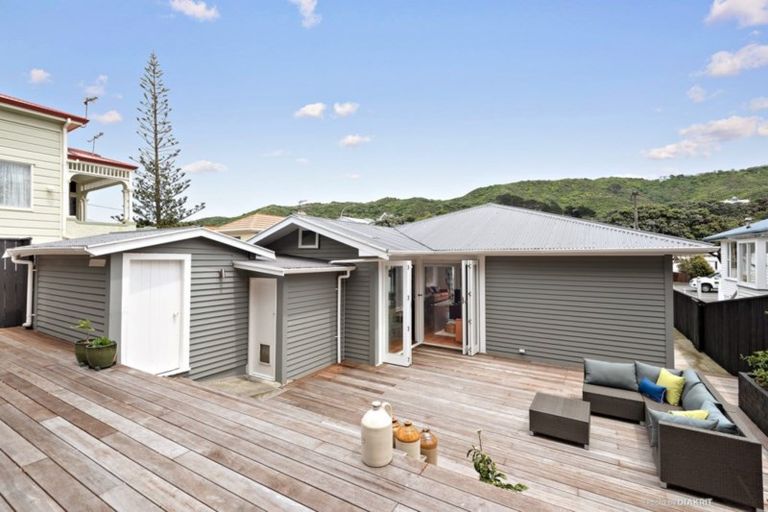 Photo of property in 27 The Parade, Island Bay, Wellington, 6023
