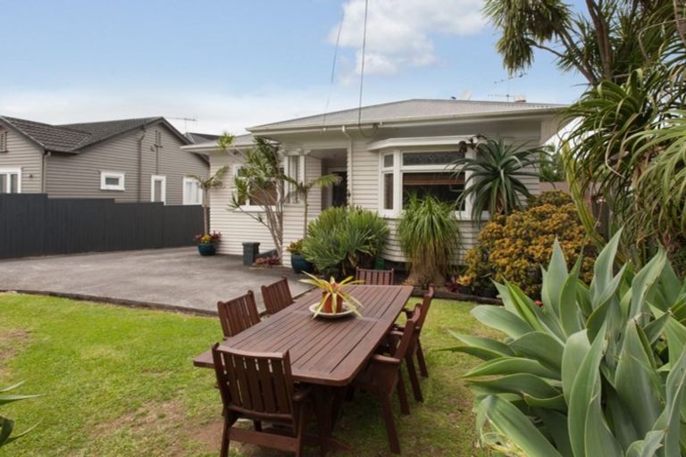Photo of property in 261 Campbell Road, Greenlane, Auckland, 1061