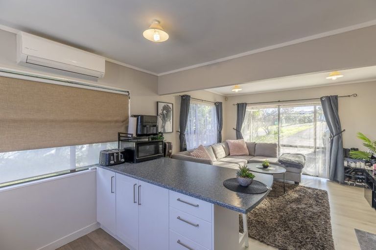 Photo of property in 2/23 Flaunty Place, West Harbour, Auckland, 0618