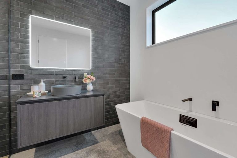 Photo of property in 13 Round Hill Rise, Cracroft, Christchurch, 8022