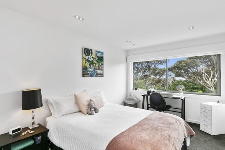 Photo of property in 25 Cromwell Point, Newlands, Wellington, 6037