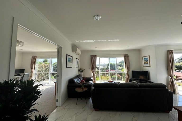 Photo of property in 1 Iwinuku Crescent, Wattle Downs, Auckland, 2103