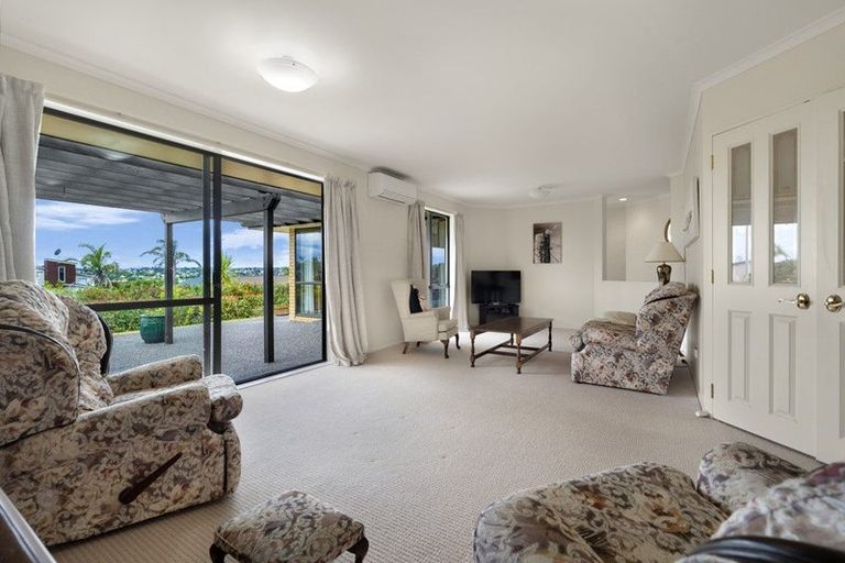 Photo of property in 115 Grovenor Drive, Orewa, 0931
