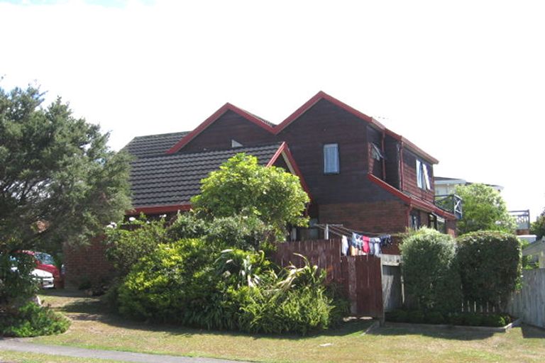 Photo of property in 1/50 Westpark Drive, West Harbour, Auckland, 0618