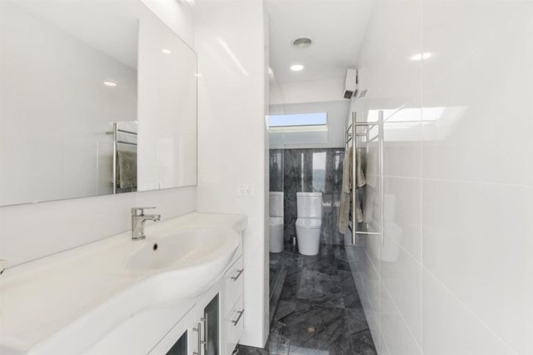 Photo of property in 24 Tiri Road, Milford, Auckland, 0620