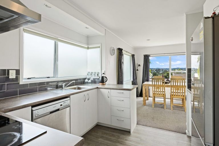 Photo of property in 10 Royalty Rise, Red Beach, 0932