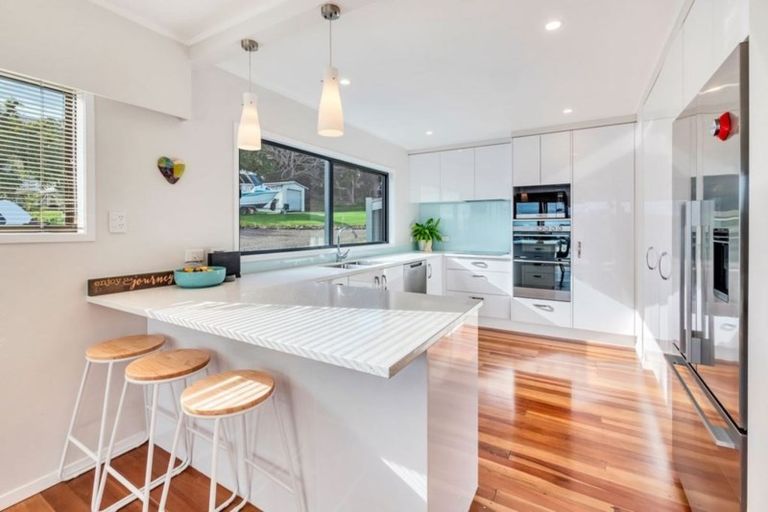 Photo of property in 10 Ardern Avenue, Stanmore Bay, Whangaparaoa, 0932