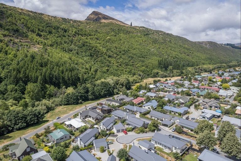 Photo of property in 12 Fletcher Way, Arrowtown, 9302