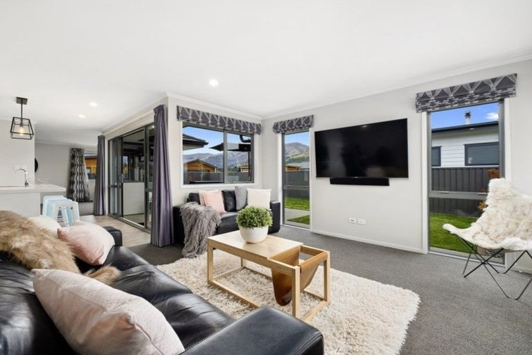 Photo of property in 5 Magnetic Place, Cromwell, 9310