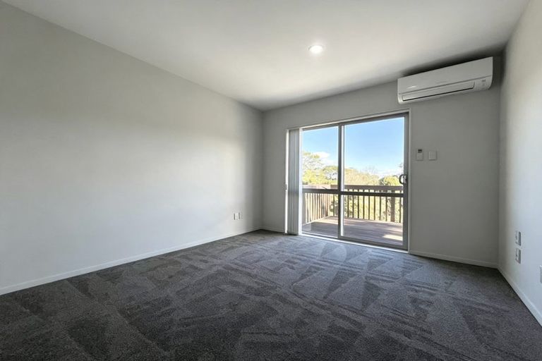 Photo of property in 16 Lakeridge Close, Northcross, Auckland, 0632