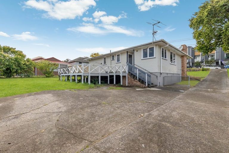 Photo of property in 7 Newington Road, Henderson, Auckland, 0612