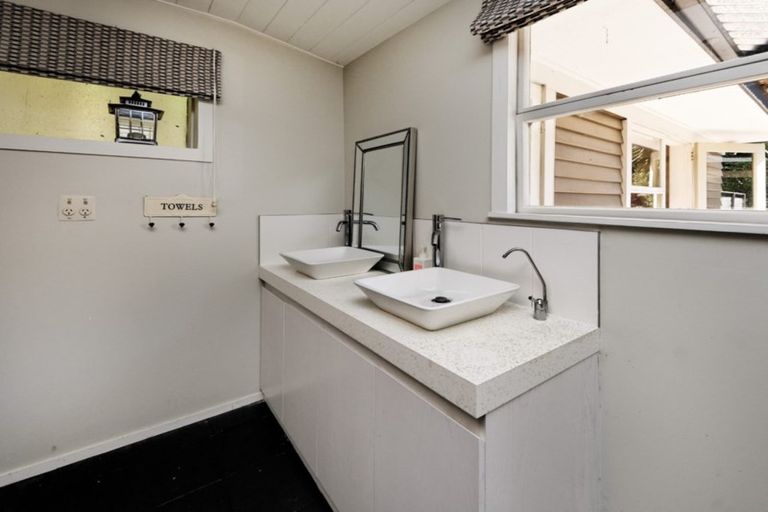 Photo of property in 100 Garden Road, Piha, New Lynn, 0772