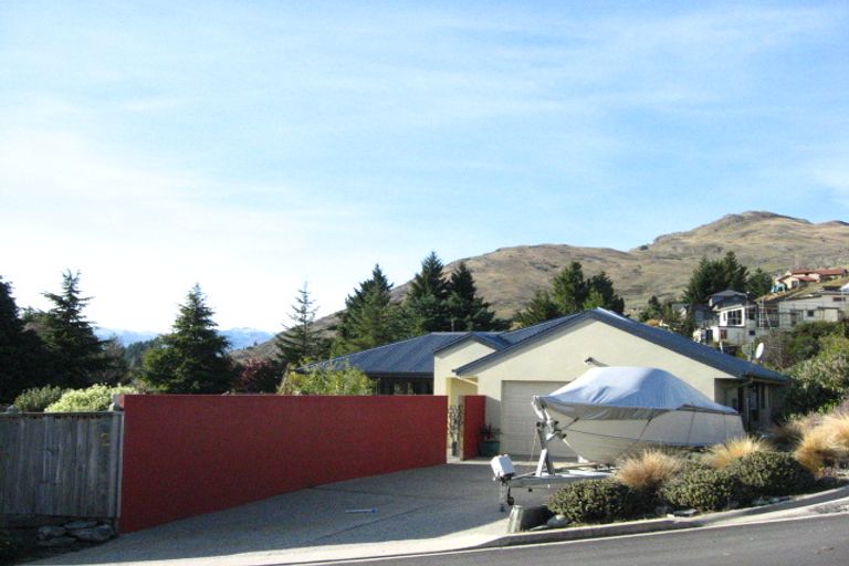 Photo of property in 2 Balmoral Drive, Kelvin Heights, Queenstown, 9300