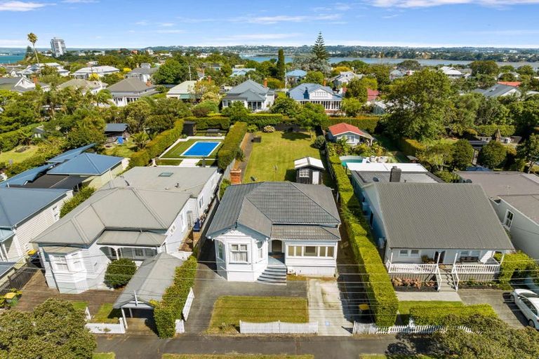 Photo of property in 19 William Bond Street, Stanley Point, Auckland, 0624