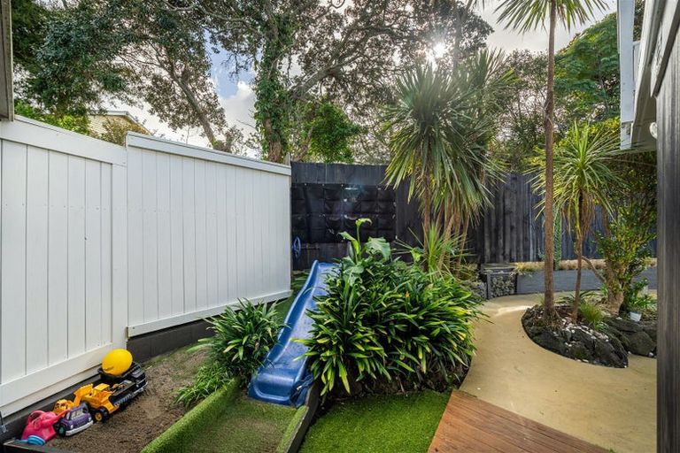 Photo of property in 1/306 Beach Road, Campbells Bay, Auckland, 0630