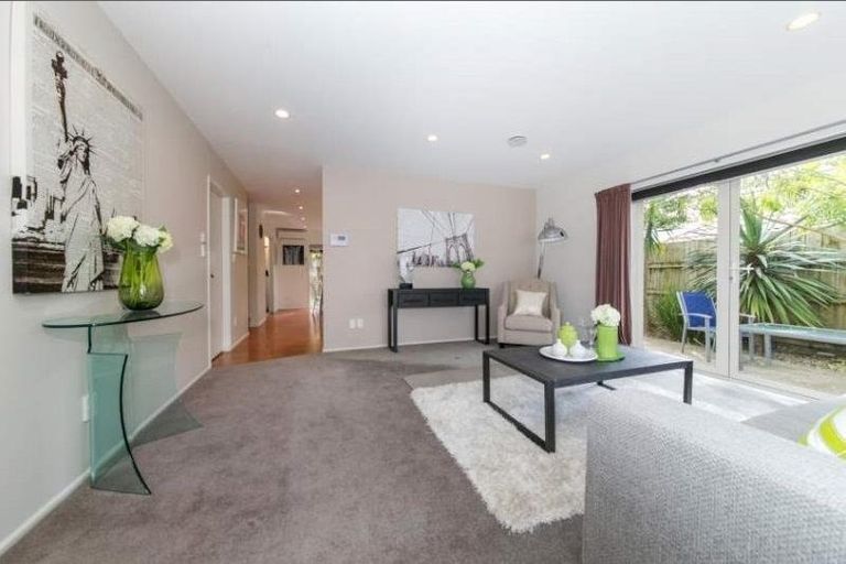 Photo of property in 4 Bordeaux Parade, Te Atatu South, Auckland, 0610