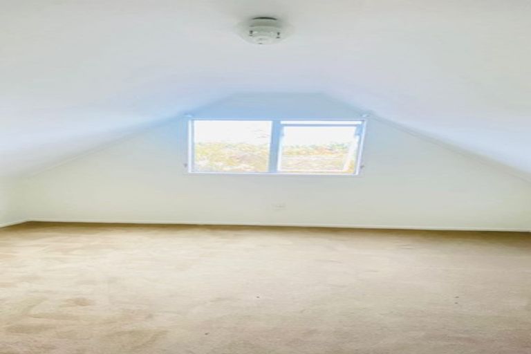 Photo of property in 2 Caspian Close, New Lynn, Auckland, 0600