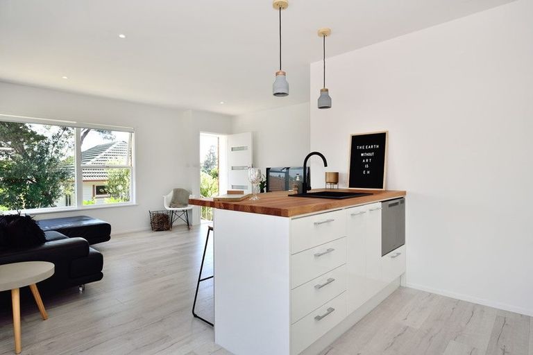 Photo of property in 2/40a Blakeborough Drive, Forrest Hill, Auckland, 0620