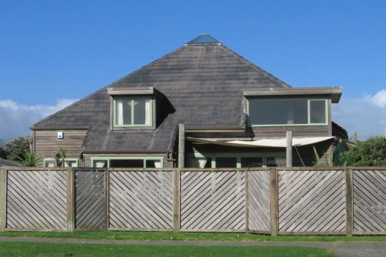 Photo of property in 118 Field Way, Waikanae Beach, Waikanae, 5036