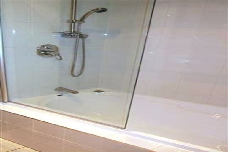 Photo of property in 2 Rapaki Place, Te Atatu Peninsula, Auckland, 0610