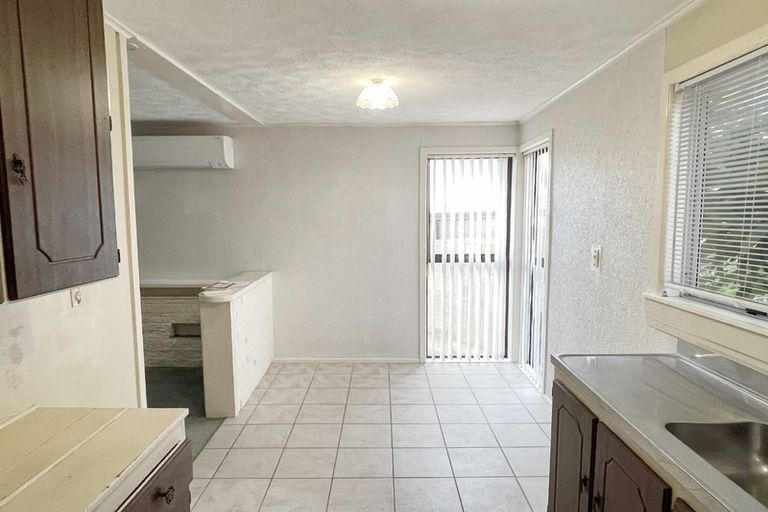 Photo of property in 2 Lendic Avenue, Henderson, Auckland, 0612