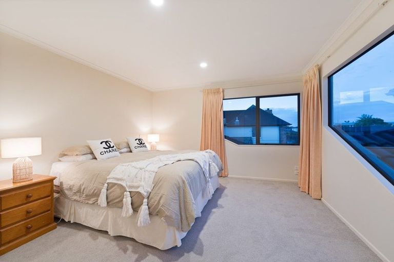 Photo of property in 35 Waimanu Bay Drive, Te Atatu Peninsula, Auckland, 0610