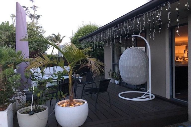 Photo of property in 22 Zefiro Drive, Massey, Auckland, 0614