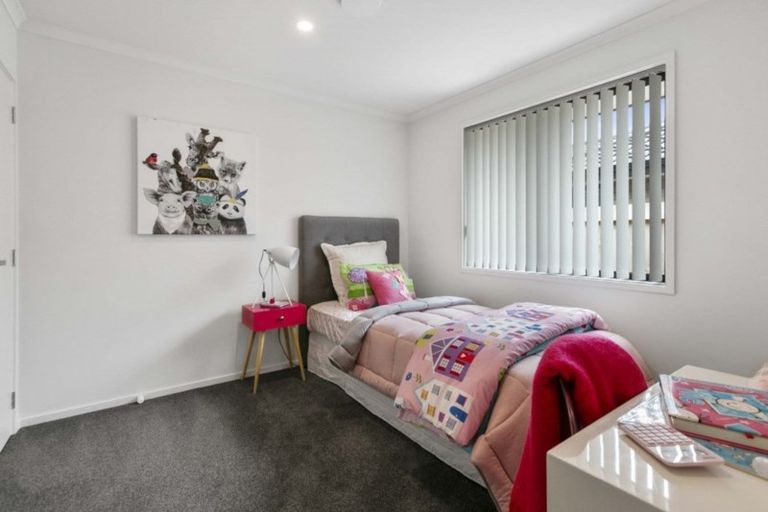 Photo of property in 13 Dumas Place, Rosehill, Papakura, 2113