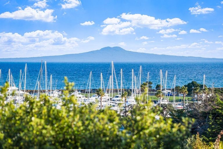 Photo of property in 21 Laguna Place, Matakatia, Whangaparaoa, 0930