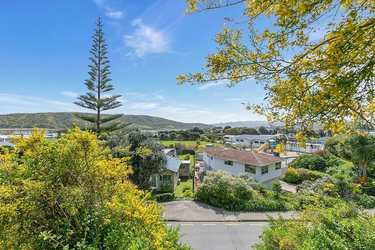 Photo of property in 18 Paremata Crescent, Paremata, Porirua, 5024