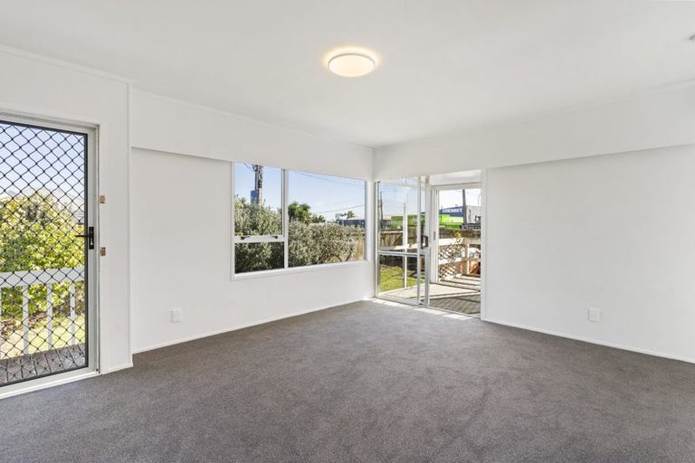 Photo of property in 1/40 Lake Road, Narrow Neck, Auckland, 0624