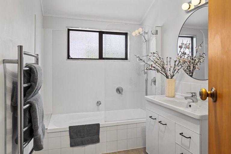 Photo of property in 1 Fairview Place, Westown, New Plymouth, 4310