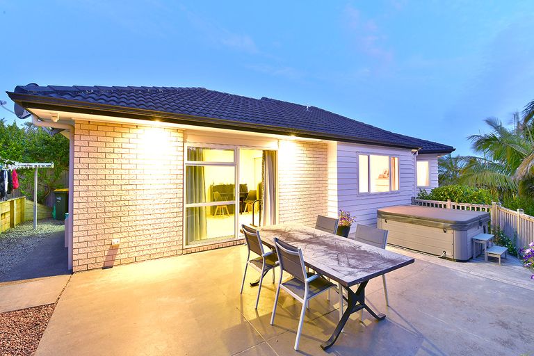Photo of property in 33 Savoy Road, Orewa, 0931