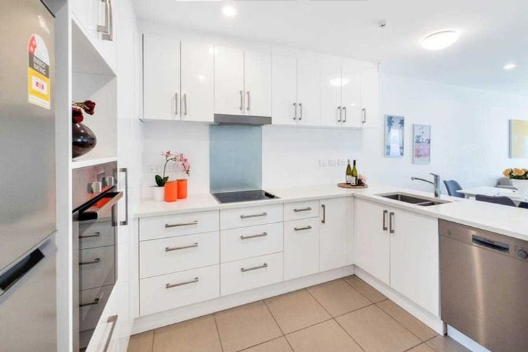 Photo of property in Apollo Apartments, 201/46 Rosedale Road, Rosedale, Auckland, 0632