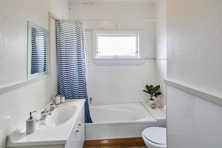 Photo of property in 7 Hampton Hill Road, Tawa, Wellington, 5028