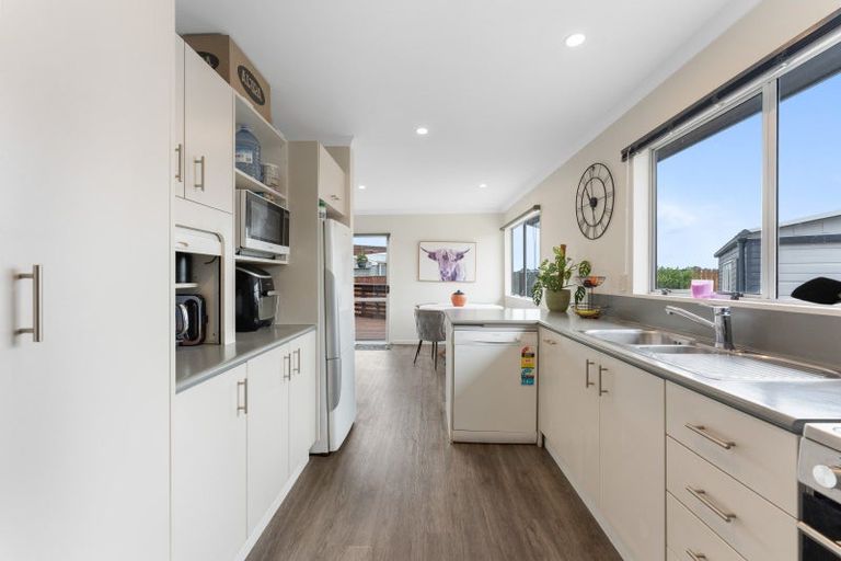 Photo of property in 28 Leander Place, Milson, Palmerston North, 4414