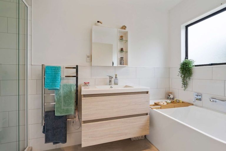 Photo of property in 1/5 Lynngate Place, Hillcrest, Auckland, 0627