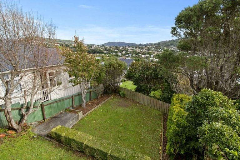 Photo of property in 107 Northland Road, Northland, Wellington, 6012
