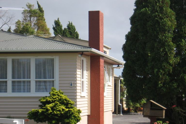 Photo of property in 1 Bamboo Grove, Kelston, Auckland, 0602